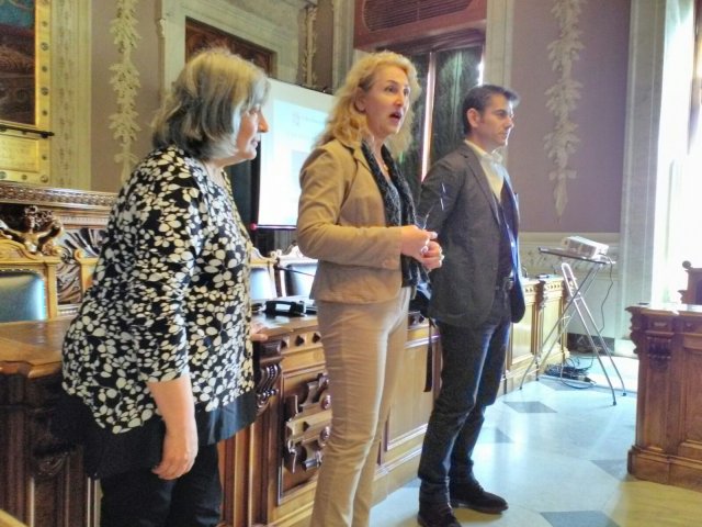 Le prof.sse Gemma Manca e Laura Diana col Sindaco Massimo Zedda